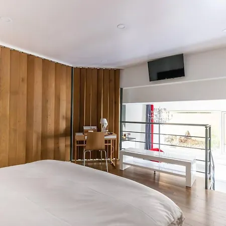 In Marais Elegant Flat In Old Bed & Breakfast Parigi